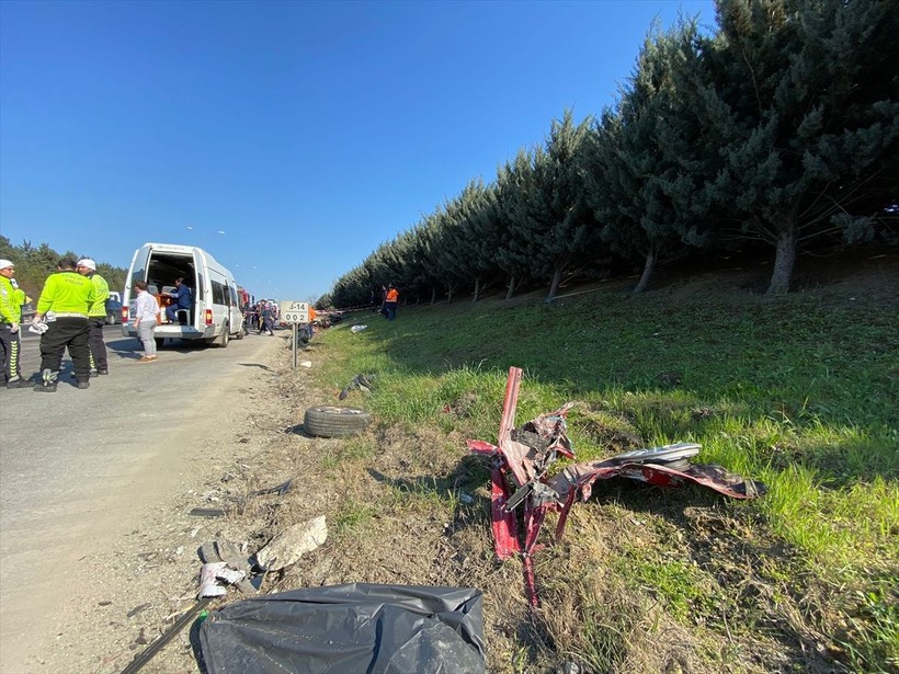 Son dakika! TEM'de zincirleme kaza: 6 ölü, 3 yaralı - Resim: 5