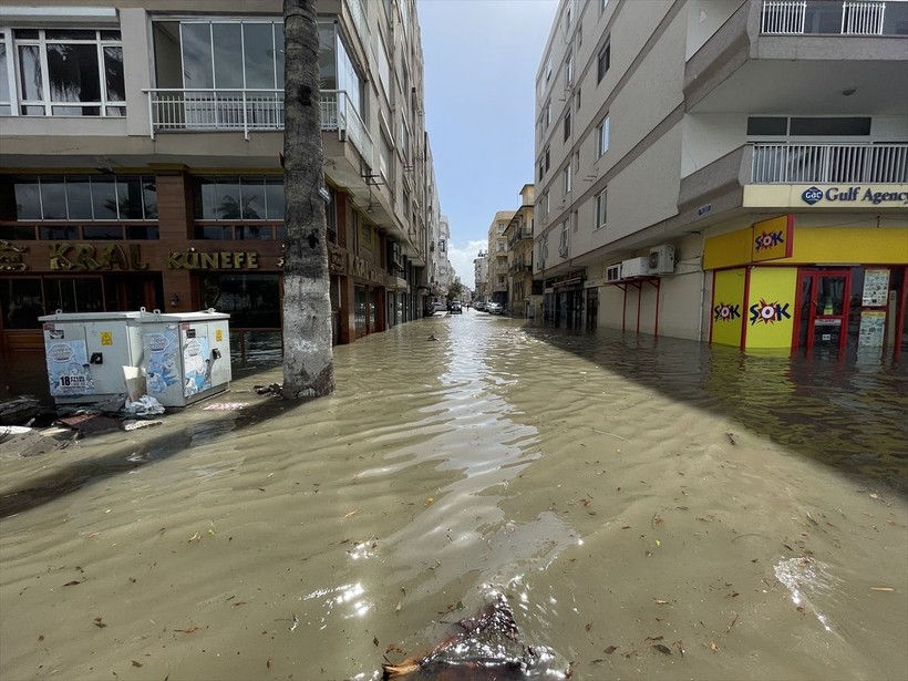 Maraş depremlerinden olumsuz etkilenen Hatay İskenderun'da sokaklar göle döndü - Resim: 12