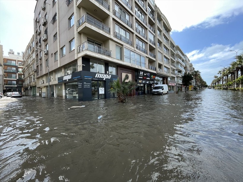 Maraş depremlerinden olumsuz etkilenen Hatay İskenderun'da sokaklar göle döndü - Resim: 13