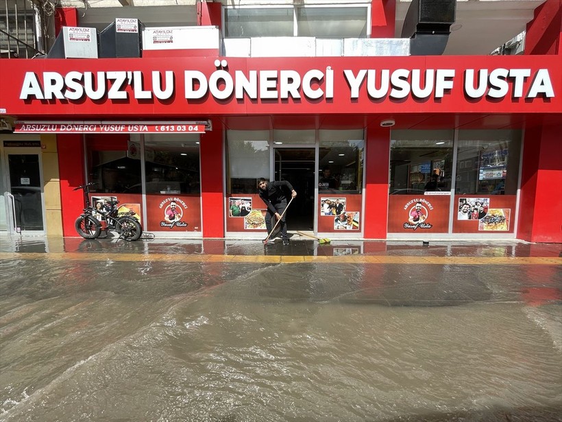 Maraş depremlerinden olumsuz etkilenen Hatay İskenderun'da sokaklar göle döndü - Resim: 15