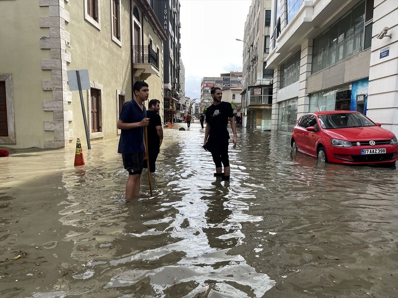 Maraş depremlerinden olumsuz etkilenen Hatay İskenderun'da sokaklar göle döndü - Resim: 16