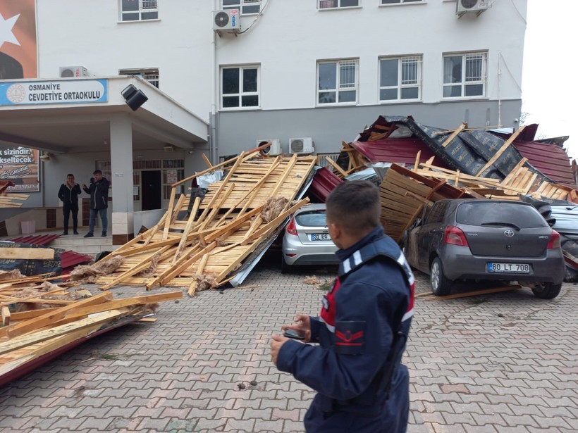 Osmaniye'de öğrenciler dersteyken okulu çatısı uçtu: 3 araç zarar gördü! - Resim : 3