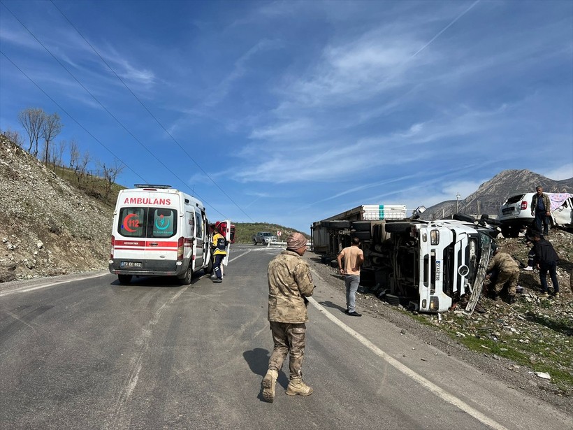Şırnak'ta tır ve otomobilin çarpışması sonucu ortalık can pazarına döndü! Ölü ve yaralılar var - Resim : 1