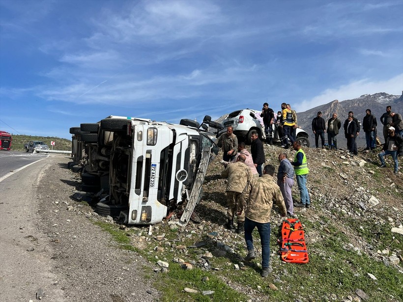 Şırnak'ta tır ve otomobilin çarpışması sonucu ortalık can pazarına döndü! Ölü ve yaralılar var - Resim : 2