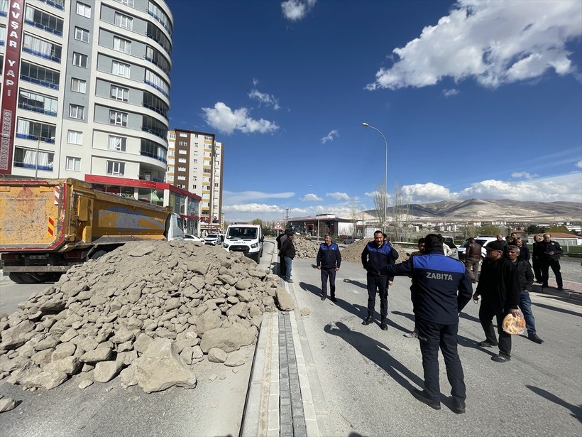 Niğde'de bir kişi tapulu arazisinden geçtiğini iddia ettiği yolu ulaşıma kapattı - Resim : 2