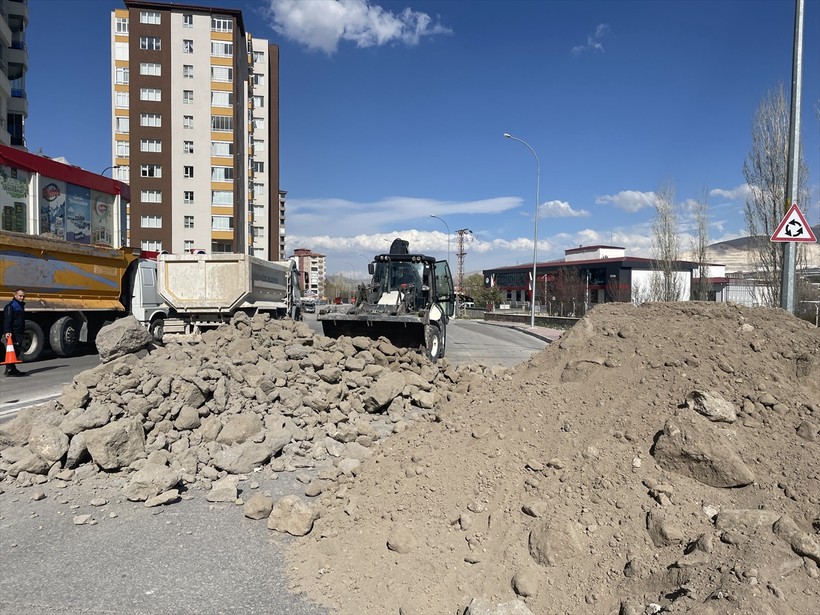 Niğde'de bir kişi tapulu arazisinden geçtiğini iddia ettiği yolu ulaşıma kapattı - Resim : 3