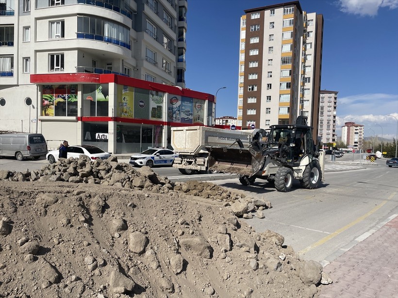 Niğde'de bir kişi tapulu arazisinden geçtiğini iddia ettiği yolu ulaşıma kapattı - Resim : 4