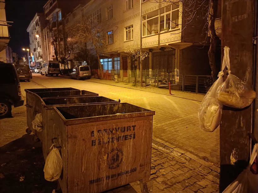 İstanbul Esenyurt'ta, direğe asılı poşette yeni doğmuş bebek cesedi bulundu - Resim : 1