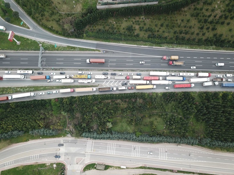 TEM'de kamyon, otomobile çarptı; uzun araç kuyrukları oluştu - Resim: 2