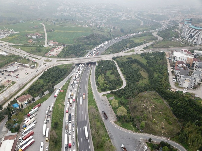 TEM'de kamyon, otomobile çarptı; uzun araç kuyrukları oluştu - Resim: 1