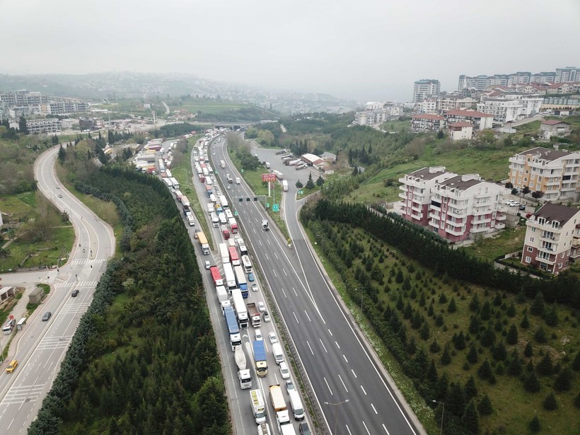 TEM'de kamyon, otomobile çarptı; uzun araç kuyrukları oluştu - Resim: 4