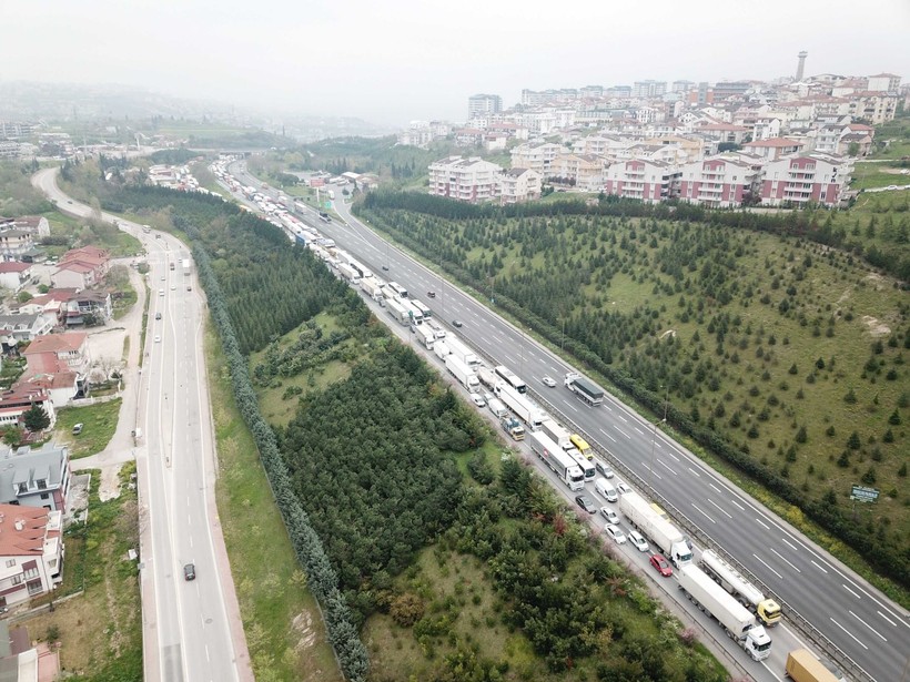 TEM'de kamyon, otomobile çarptı; uzun araç kuyrukları oluştu - Resim: 5