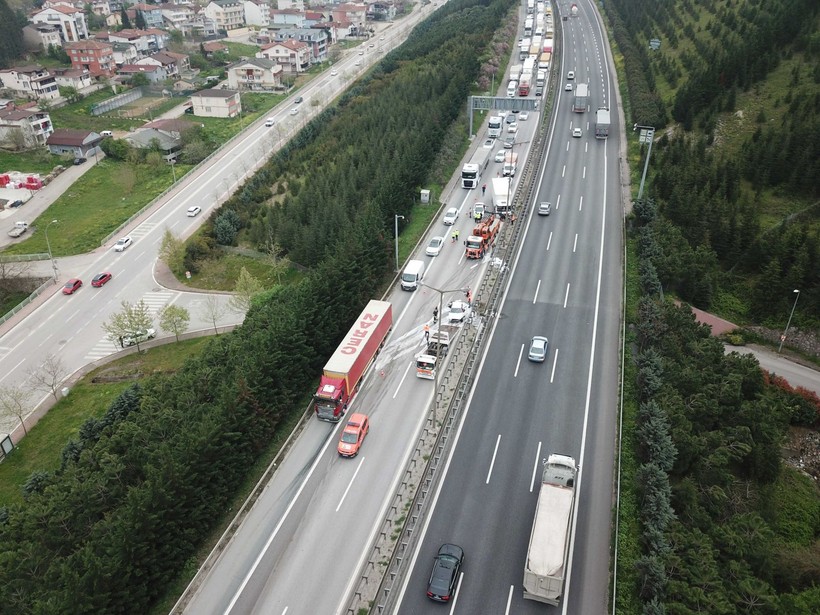 TEM'de kamyon, otomobile çarptı; uzun araç kuyrukları oluştu - Resim: 6