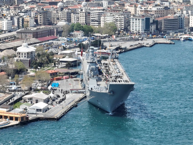 TCG Anadolu Gemisini ziyaret etmek isteyen vatandaşlar Sarayburnu'nda kilometrelerce kuyruk oluşturdu - Resim: 15