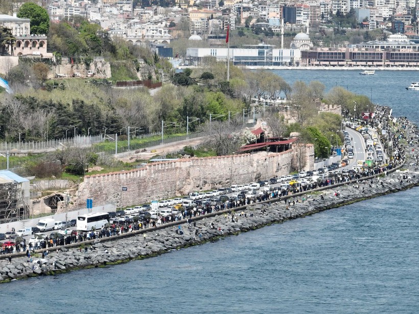 TCG Anadolu Gemisini ziyaret etmek isteyen vatandaşlar Sarayburnu'nda kilometrelerce kuyruk oluşturdu - Resim: 19
