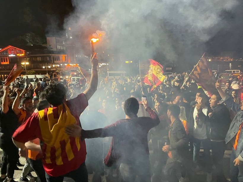 Galatasaray 23. şampiyonluğunu ilan etti! Şampiyonluk kutlamalarından ilginç kareler - Resim: 27