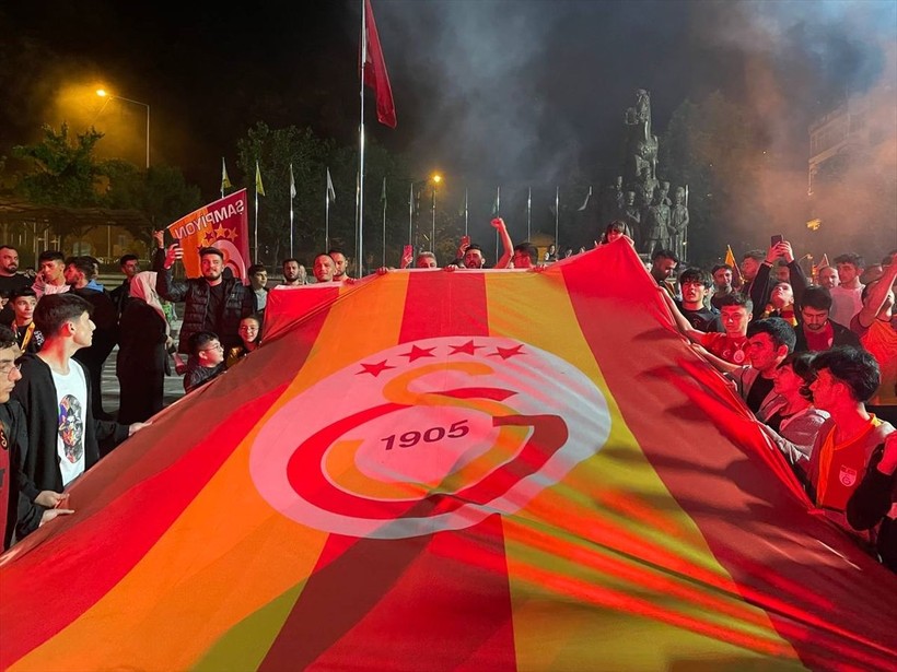 Galatasaray 23. şampiyonluğunu ilan etti! Şampiyonluk kutlamalarından ilginç kareler - Resim: 32