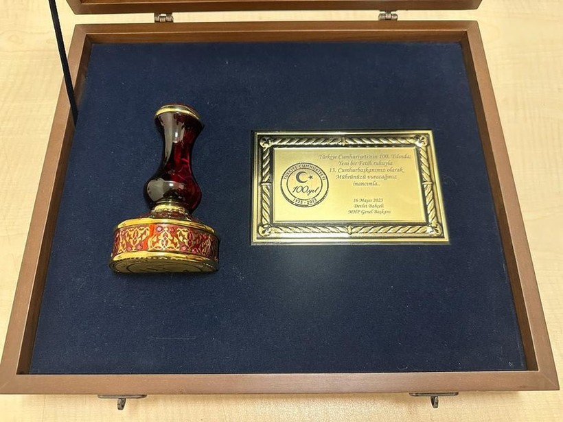 16 Mayıs'ta Cumhurbaşkanı Erdoğan ile Bahçeli'nin yaptığı görüşmeye ilişkin detay! Bahçeli'den Cumhurbaşkanı Erdoğan'a anlamlı hediye - Resim : 1