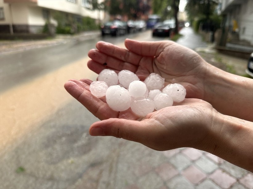 Meteoroloji'nin uyardığı Ankara'ya ceviz büyüklüğünde dolu yağdı! Yurt genelinde hafta sonu hava nasıl olacak? Birçok ile sağanak ve fırtına uyarısı yapıldı - Resim: 3