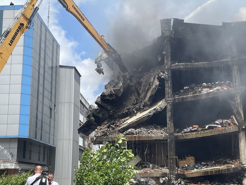 Başakşehir İkitelli'deki fabrika yangını 46. saatinde! Ulaşılamayan yerler için kontrollü yıkım başladı - Resim: 6