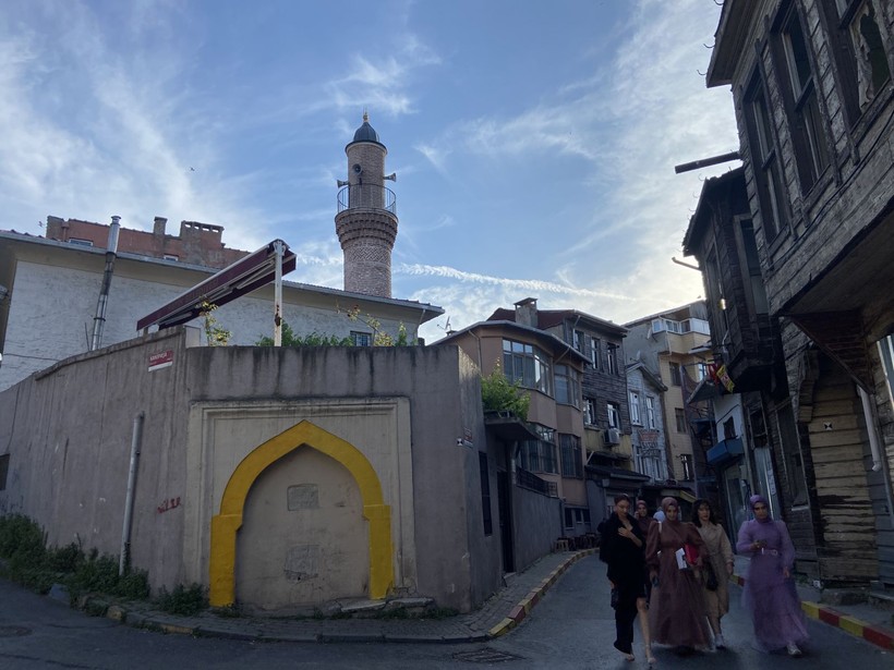 Fatih'te tepki çeken görüntü: 200 yıllık çeşmeyi sarı kırmızı renge boyadılar - Resim: 2