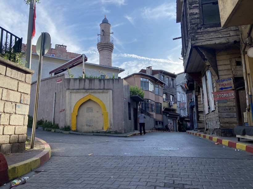 Fatih'te tepki çeken görüntü: 200 yıllık çeşmeyi sarı kırmızı renge boyadılar - Resim: 3