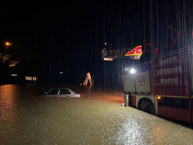 Sakarya'da sel felaketi: Sokak ve caddeler su altında kaldı, dereler taştı | 3 kişi kurtarıldı - Resim: 1