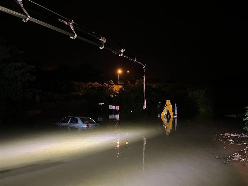 Sakarya'da sel felaketi: Sokak ve caddeler su altında kaldı, dereler taştı | 3 kişi kurtarıldı - Resim: 5