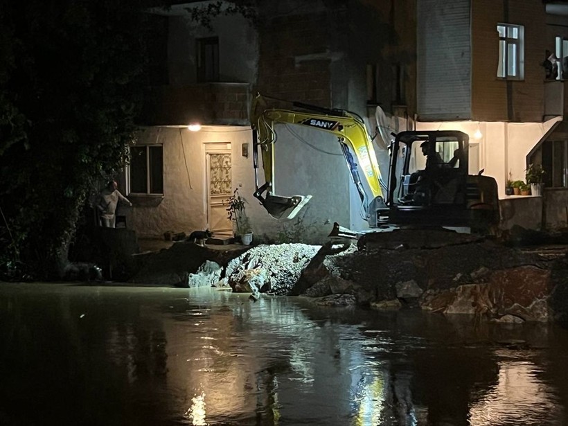 Sakarya'da sel felaketi: Sokak ve caddeler su altında kaldı, dereler taştı | 3 kişi kurtarıldı - Resim: 7