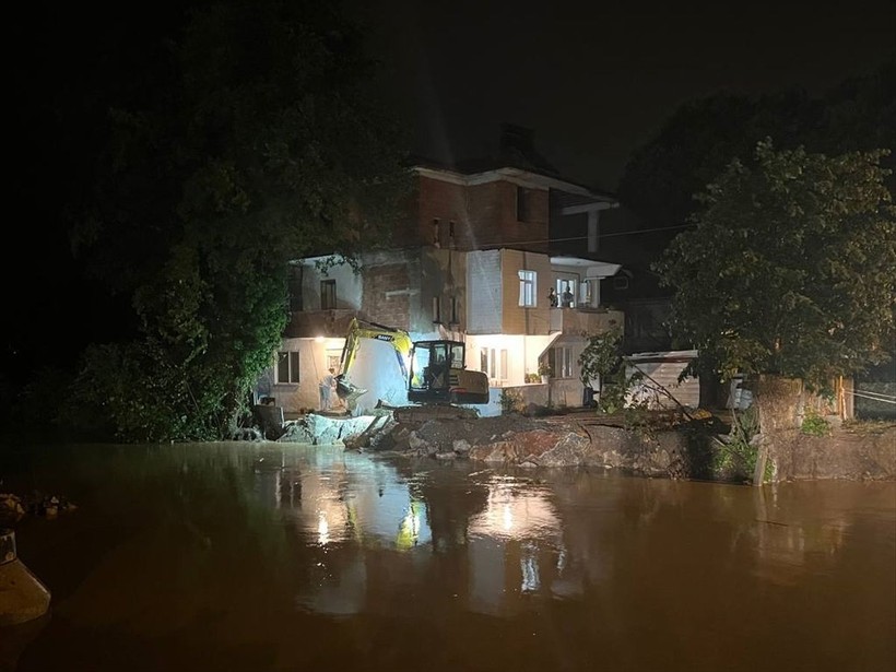 Sakarya'da sel felaketi: Sokak ve caddeler su altında kaldı, dereler taştı | 3 kişi kurtarıldı - Resim: 8