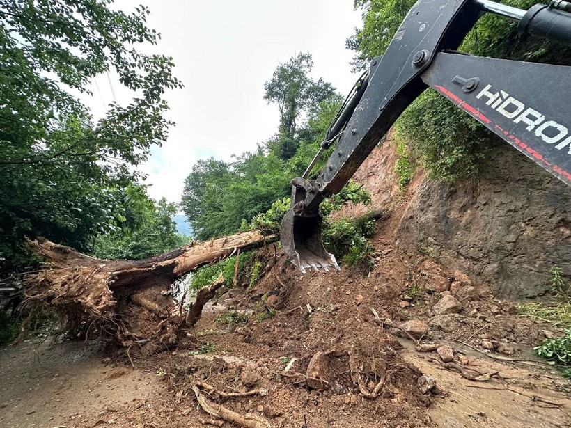 Ordu'da 3 ilçeyi bağlayan yol, heyelan nedeniyle ulaşıma kapandı - Resim : 1