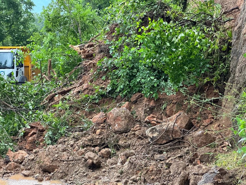 Ordu'da 3 ilçeyi bağlayan yol, heyelan nedeniyle ulaşıma kapandı - Resim : 2