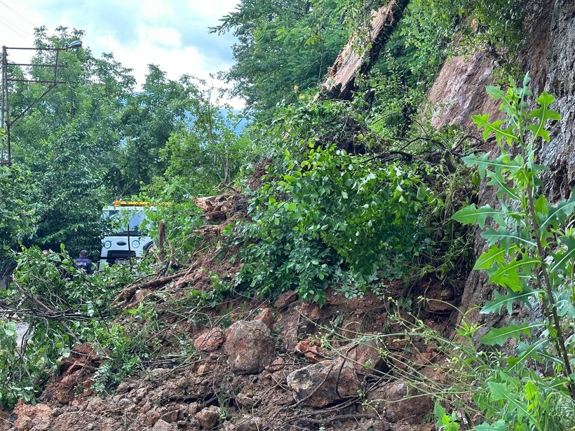 Ordu'da 3 ilçeyi bağlayan yol, heyelan nedeniyle ulaşıma kapandı - Resim : 3