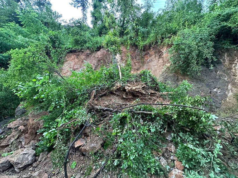 Ordu'da 3 ilçeyi bağlayan yol, heyelan nedeniyle ulaşıma kapandı - Resim : 4