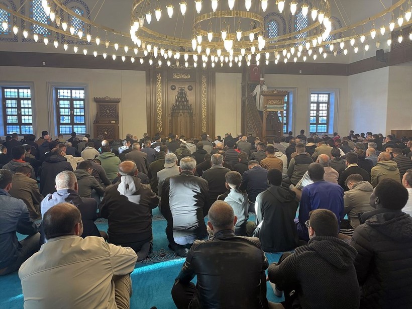 İslam aleminde bayram namazı coşkusu! Camiler doldu taştı - Resim: 147