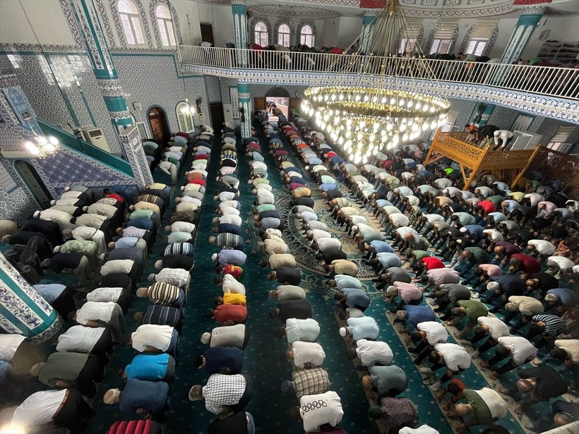 İslam aleminde bayram namazı coşkusu! Camiler doldu taştı - Resim: 137
