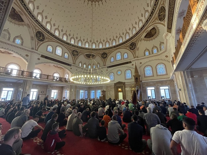 İslam aleminde bayram namazı coşkusu! Camiler doldu taştı - Resim: 129