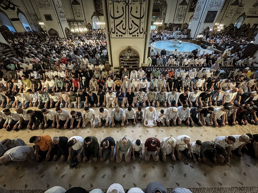 İslam aleminde bayram namazı coşkusu! Camiler doldu taştı - Resim: 68