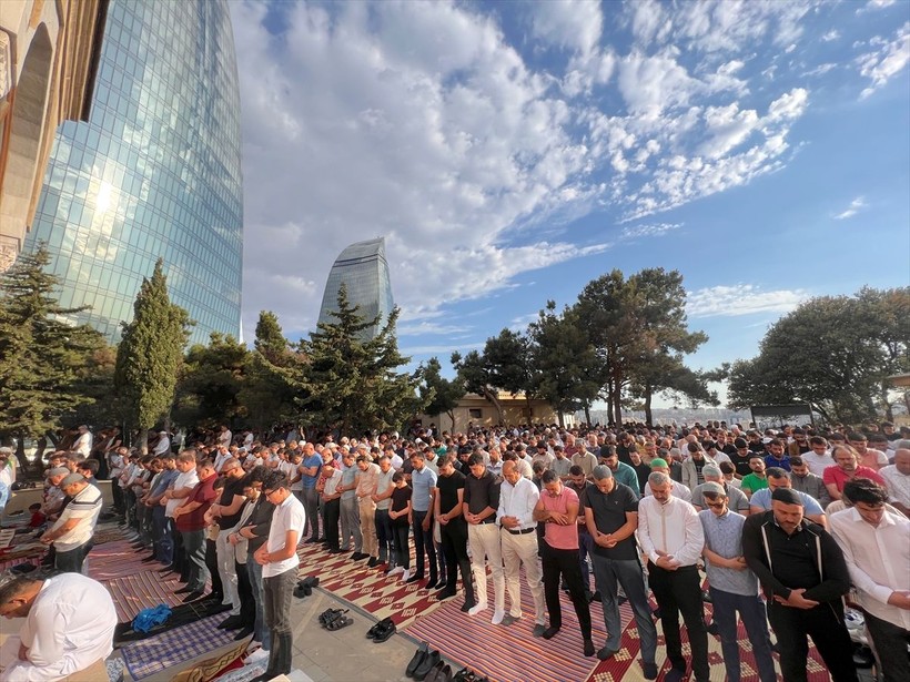 İslam aleminde bayram namazı coşkusu! Camiler doldu taştı - Resim: 167