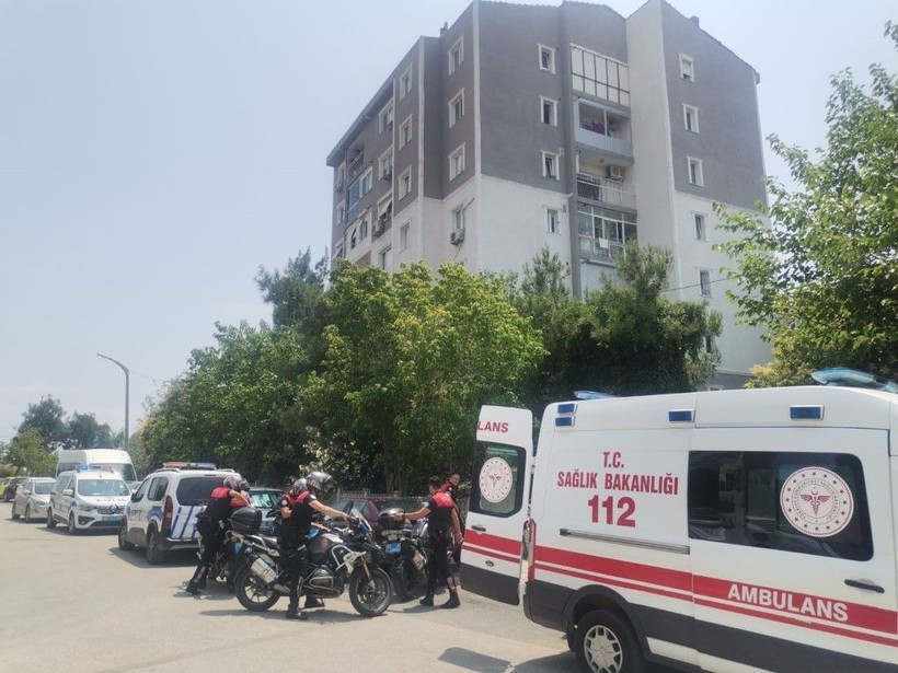 İzmir’de kan donduran olay! Eşini ve eşinin kardeşini öldürdü! Balkona çıkıp yardım çığlıkları atmış - Resim: 1