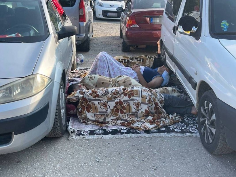 Ege ve Akdeniz sahillerinde hayrete düşüren kareler: Otoparklar otel, plajlar çadır kent oldu! - Resim: 1