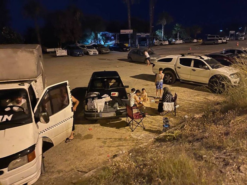 Ege ve Akdeniz sahillerinde hayrete düşüren kareler: Otoparklar otel, plajlar çadır kent oldu! - Resim: 10