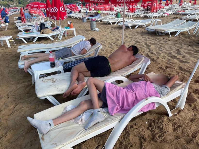Ege ve Akdeniz sahillerinde hayrete düşüren kareler: Otoparklar otel, plajlar çadır kent oldu! - Resim: 2