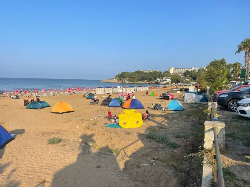 Ege ve Akdeniz sahillerinde hayrete düşüren kareler: Otoparklar otel, plajlar çadır kent oldu! - Resim: 3