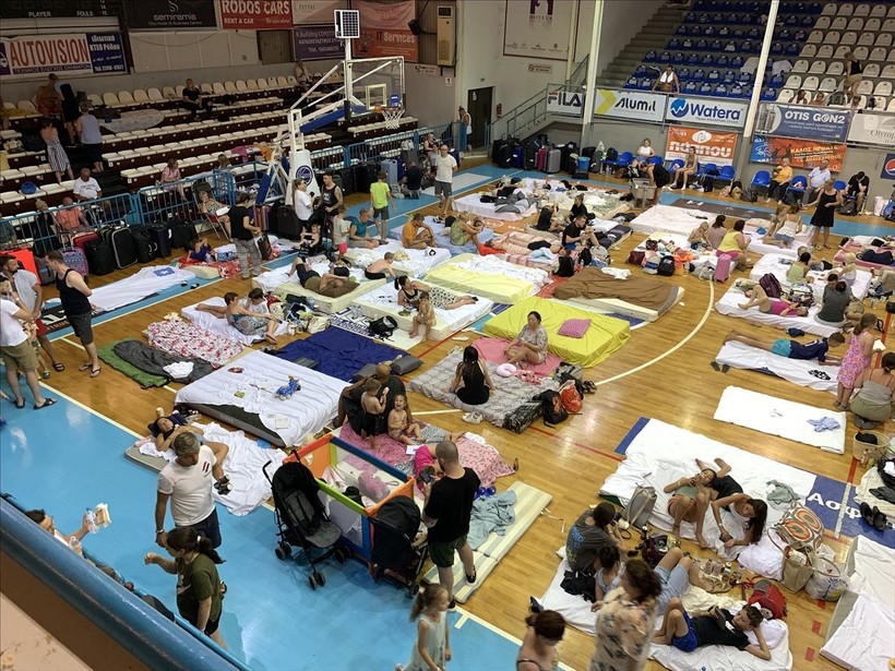 Rodos’taki yangından kaçan turistler sahillerde yardım bekliyor - Resim: 1
