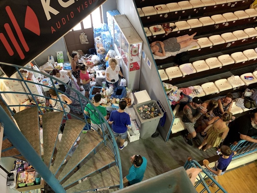 Rodos’taki yangından kaçan turistler sahillerde yardım bekliyor - Resim: 2
