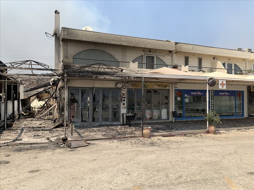 Rodos’taki yangından kaçan turistler sahillerde yardım bekliyor - Resim: 25
