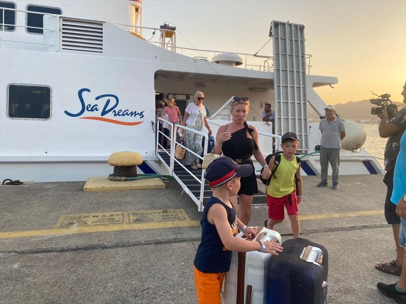 Rodos’taki yangından kaçan turistler sahillerde yardım bekliyor - Resim: 3