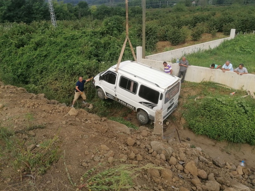 Samsun'da fındık işçilerini taşıyan minibüs devrildi: 13 yaralı - Resim : 1