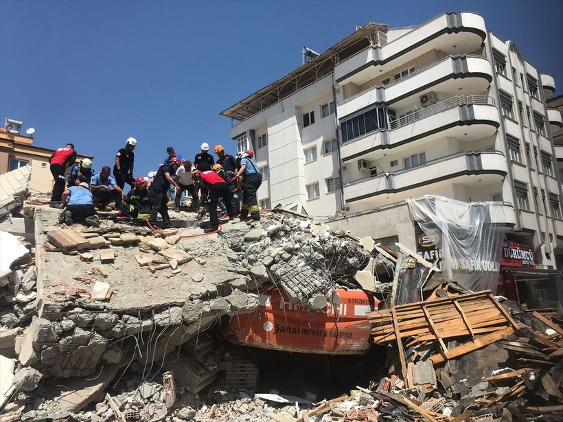 Gaziantep'te ağır hasarlı bina yıkım çalışmaları esnasında çöktü! Enkaz altında kalan operatör hayatını kaybetti - Resim: 13